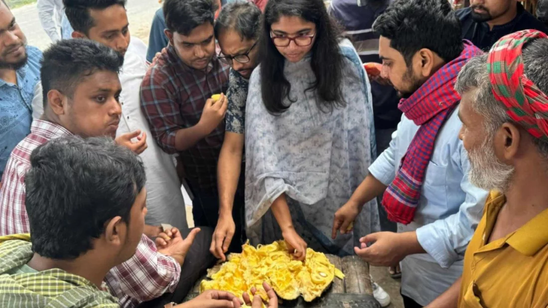 কৃষকের ভালোবাসায় সিক্ত এনসিপি’র তরুন নেতৃবৃন্দ